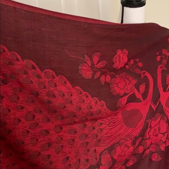Red and Black Reversible Peacock Pashmina - Picture 5 of 7